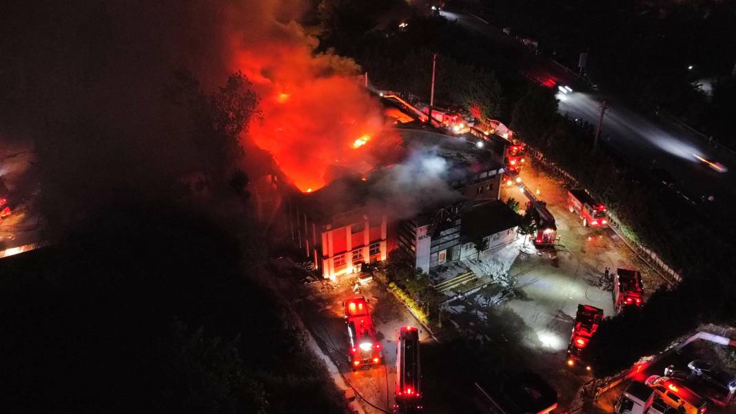 Sakarya’da kozmetik fabrikasında yangın 28